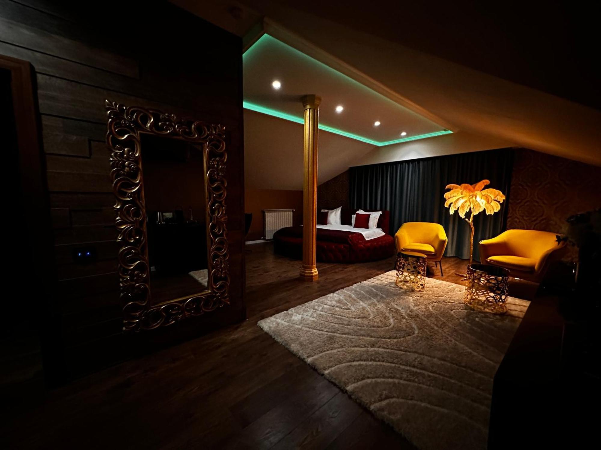 The Residence Central Jacuzzi Boutique (Adults Only) Cluj-Napoca Exterior foto